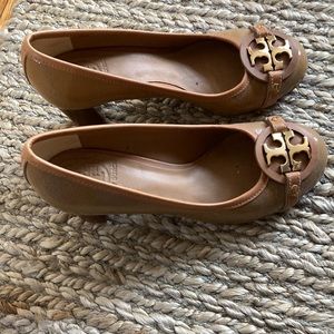Tory Burch tan patent pump
